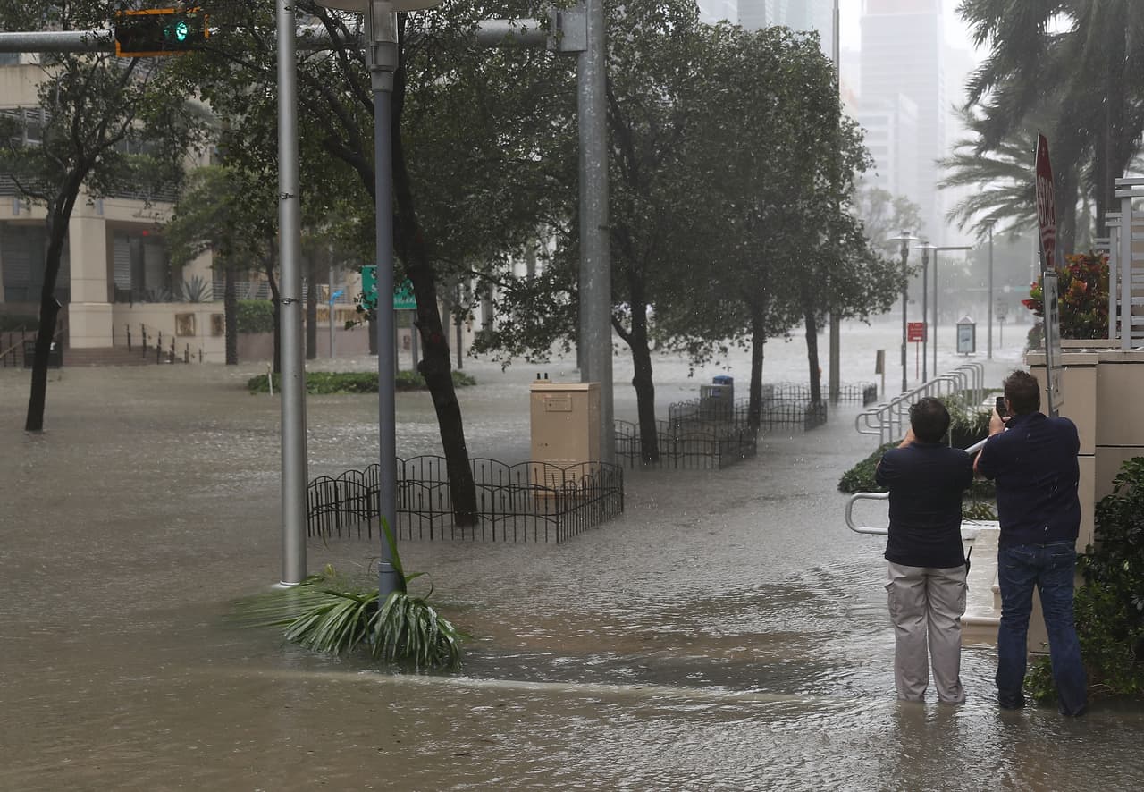 Las calles inundadas del distrito financiero de Miami. Brickell se encuentra pegado al mar, por lo que los vientos de Irma hicieron subir las aguas y convirtieron las calles en verdaderos ríos.