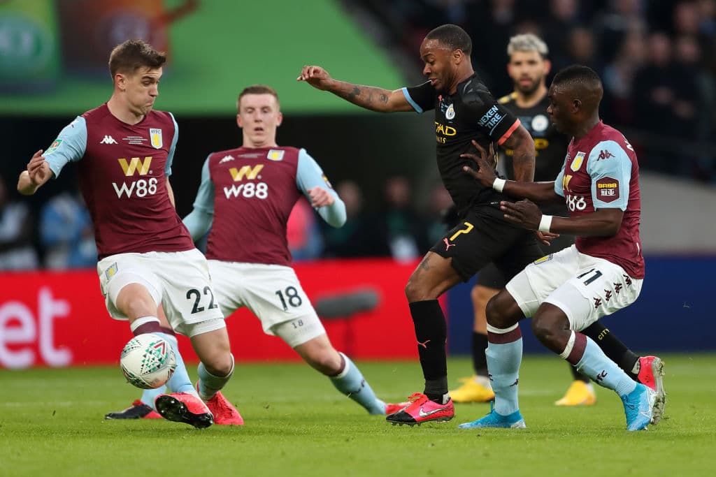 Bjorn Engels y Marvelous Nakamba cierran y le roban el balón a Raheem Sterling que sufre la presión alta con un hombre de más.