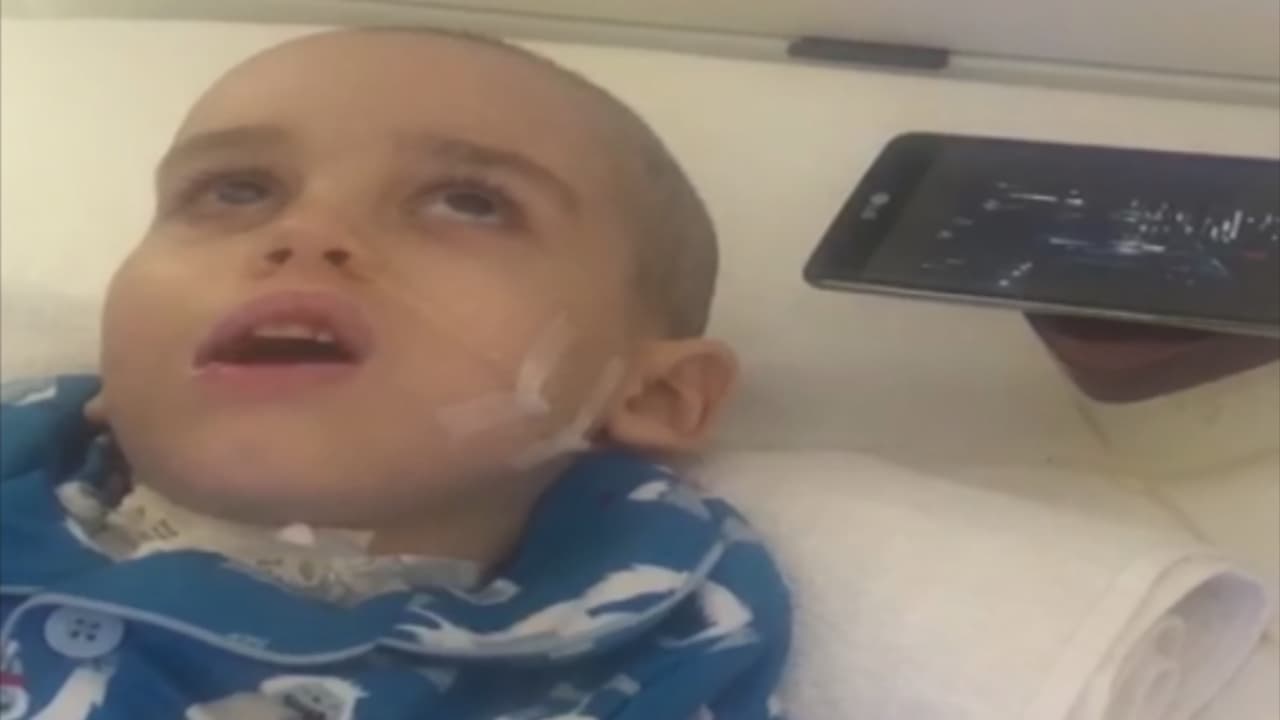 Ejemplo de ello es como tararea todas las canciones de Bad Bunny, su artista favorito.