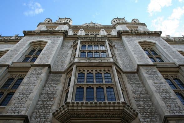 Estudios psicológicos realizados en la Universidad de Londres constataron que existe una tendencia natural en el ser humano a asociar eventos de gran magnitud con grandes causas.