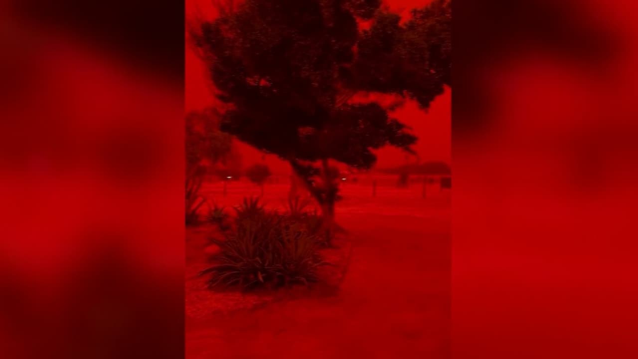 Cielo rojo en Australia por ciclón tropical que dispersa polvo de hierro