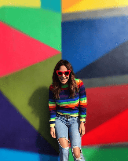 Nuestra conductora disfruta intensamente los colores de la vida y quiere contagiar su entusiasmo a todos.