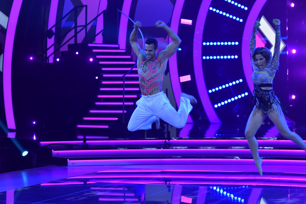 El gimnasta entregó toda su energía a la hora de bailar el tema 'La mordidita', donde se lució con sensuales movimientos.