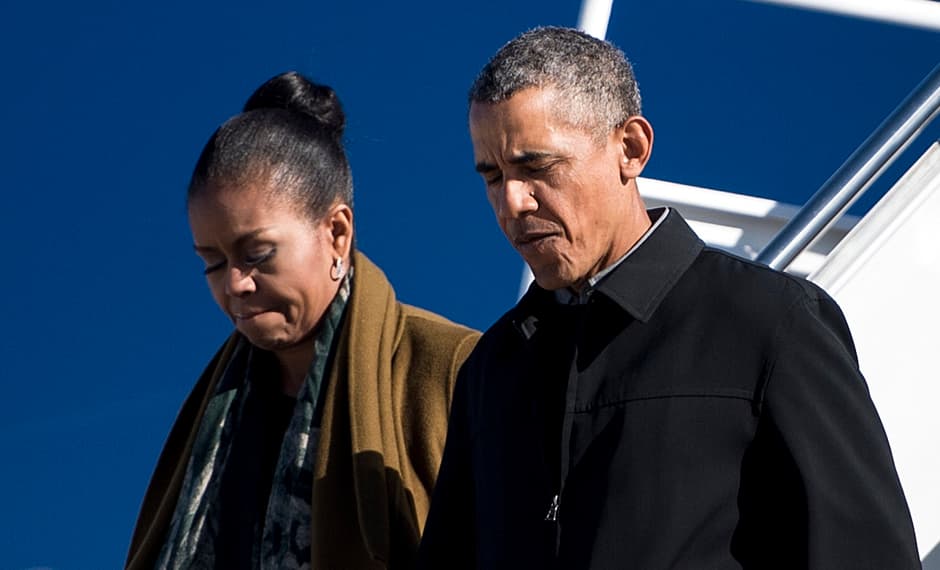 Para los viajes familiares la primera dama Michelle Obama –al igual que el resto de nosotras- elige un
<b>peinado cómodo</b>. Con este
<b>recogido alto, en donde fijó bien la parte frontal</b>, bajó del avión al regresar el 3 de enero de 2016 de las vacaciones familiares que disfrutó en Hawaii. Aunque
<b>no use relajantes,</b>
<b>no percibimos rastro alguno de la textura natural de su pelo</b>, por lo que es posible que se lo haya recogido ya lacio.