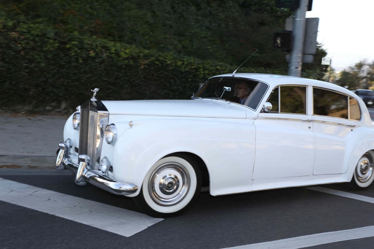 John Stamos y la modelo Caitlin McHugh salieron de la iglesia en este carro rumbo a su hogar, en Beverly Hills, donde celebraron también la próxima llegada del primer hijo de ambos.