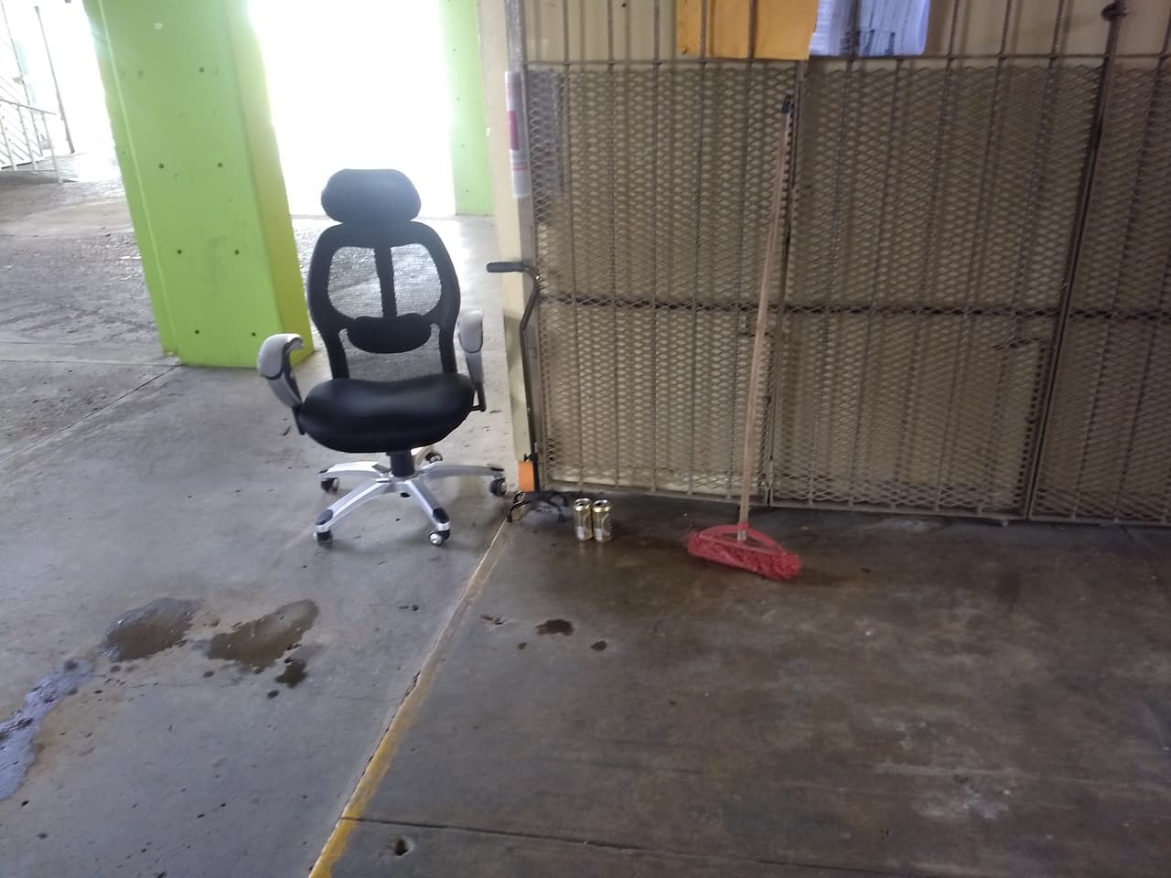 La agencia hace contraste con el área en la que se encuentra. 
<br>