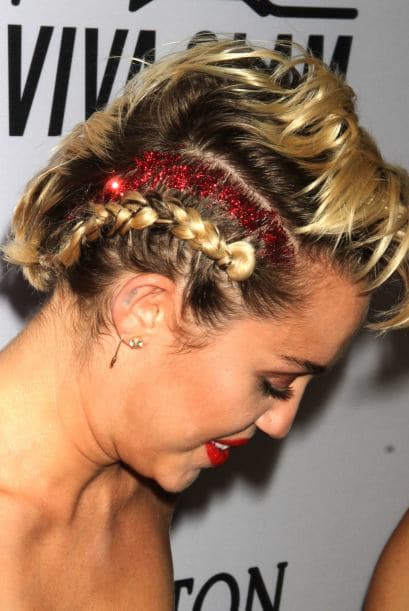 Esta opción es un poco más alocada pero puede ser una alternativa si no planeas teñirlo, pero quieres añadir un detalle en rojo a tu cabello.