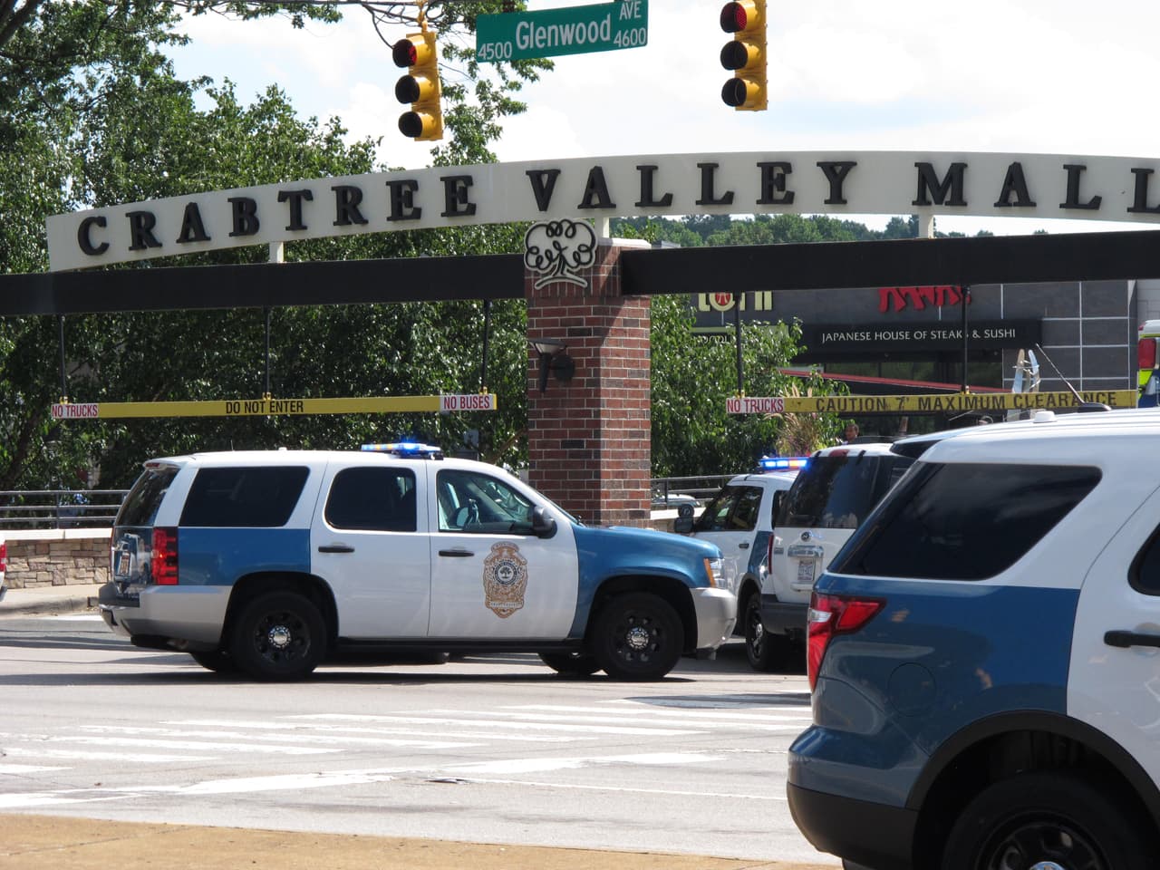Patrullas bloqueando el acceso al Crabtree Valley Mall en Raleigh, Carolina del Norte.
