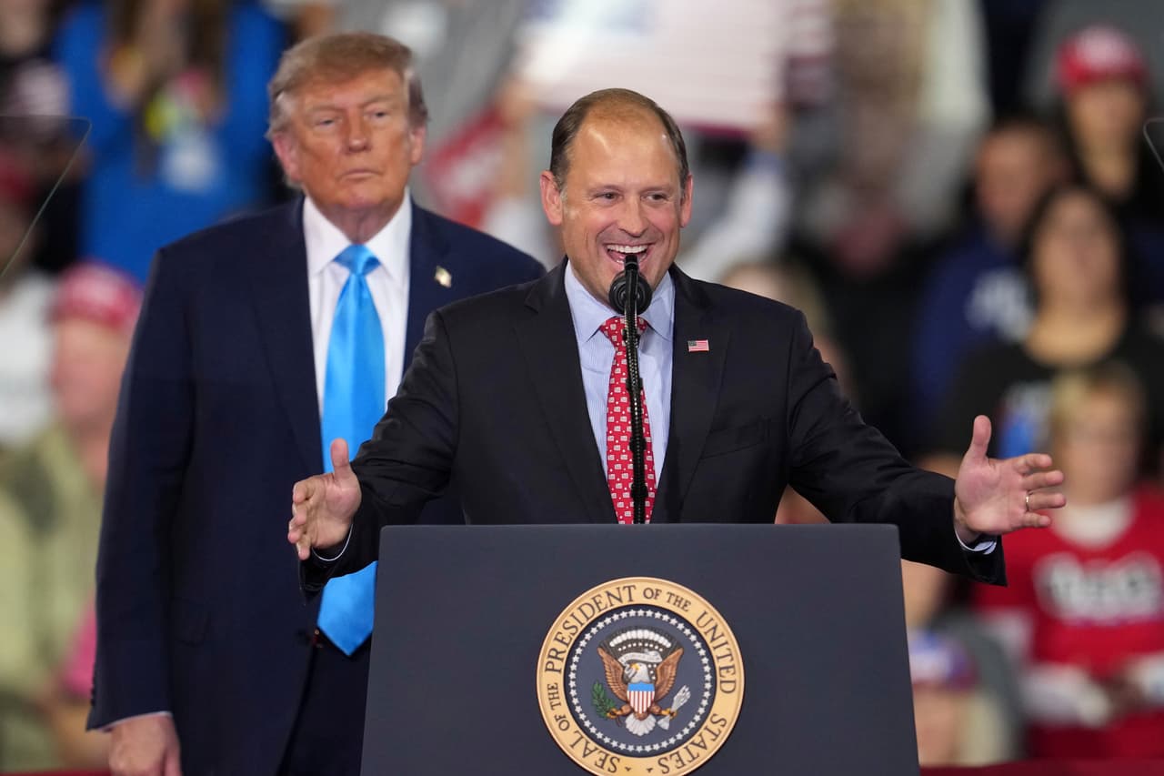 El candidato al Senado, el representante Andy Barr, republicano por Kentucky, habla mientras el presidente Donald Trump escucha durante un mitin de campaña en el Truist Arena, el sábado 17 de octubre de 2026, en Highland Heights, Kentucky.