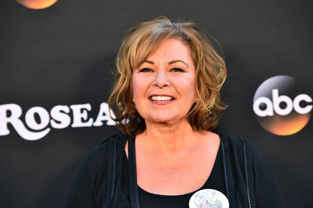 En marzo pasado lanzaron la primera temporada de este nuevo esfuerzo (décima de la comedia) y ya se preparaban para rodar la próxima en agosto, pero 
<a href="https://www.univision.com/noticias/racismo/roseanne-barr-culpa-a-una-pastilla-para-dormir-por-sus-tuits-y-la-farmaceutica-responde-el-racismo-no-es-un-efecto-secundario"><b>Roseanne Barr, quien regresó a la serie como una abuela pro-Trump</b>, </a> publicó un tuit en el que describió a la exasesora del expresidente 
<b>Barack Obama</b>, 
<b>Valerie Jarret, </b>como una fusión entre un musulmán y un simio.