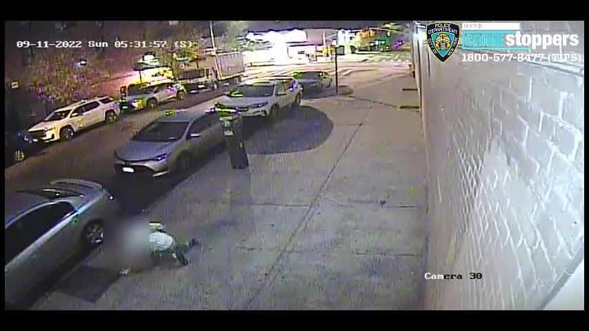 Buscan a sospechosos de atacar y robar a anciano de 66 años en Queens 