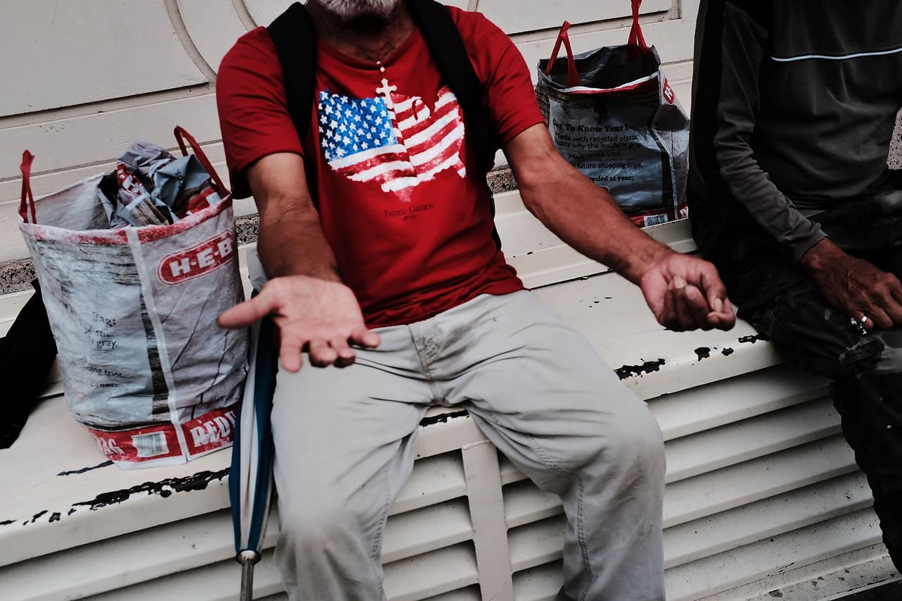 Texas pedirá fondos federales para repartir ayudas semanales de 300 dólares a desempleados