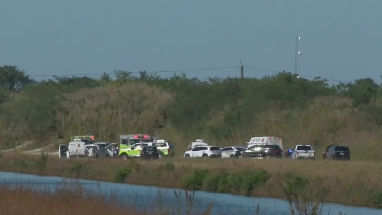 Helicóptero que cayó en un canal en Miami-Dade deja al piloto muerto y a un pasajero herido