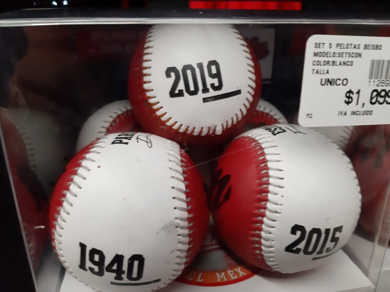 Artículos a la venta en la tienda del Estadio Alfredo Harp Helú, nueva casa de los Diablos Rojos del México que es inaugurada este sábado.