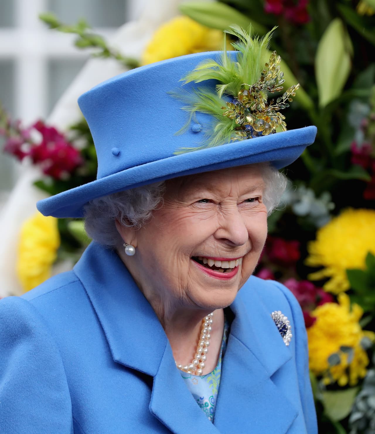 De acuerdo con el medio británico, la diseñadora de la reina, Angela Kelly, reveló que los conjuntos que comprará la reina Isabel no usarán más pieles reales.