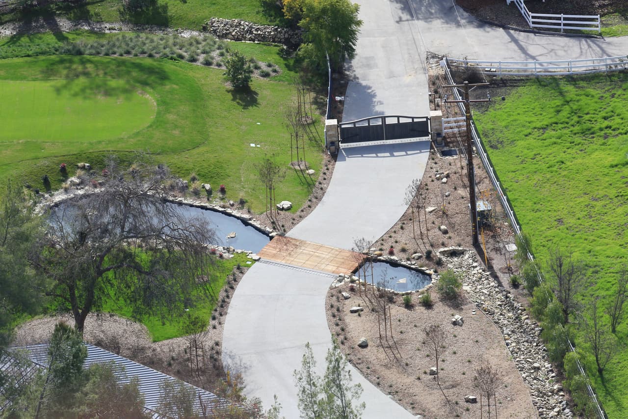 Para llegar a la propiedad de la empresaria de 21 años, los visitantes deben conducir por un camino privado y un puente sobre un lago. 
<br>