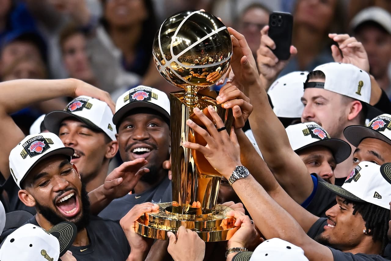 Los 
<b>New York Knicks son campeones de la NBA </b>por primera vez en 53 años tras derrotar 94-90 a los San Antonio Spurs en el Juego 5 de las Finales, poniendo fin a una de las sequías más largas y dolorosas en la historia de la liga.
