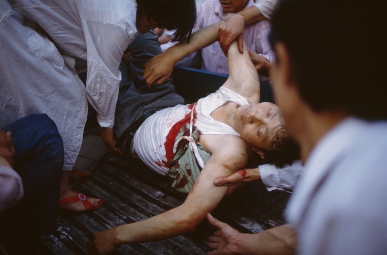 Un manifestante aparentemente herido de bala. Al mes siguiente de estos sucesos el Congreso de Estados Unidos votó a favor de imponer sanciones económicas a China por violaciones de derechos humanos.