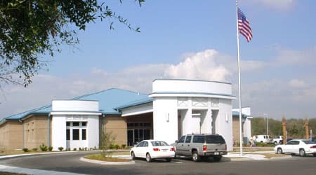 <b>Bloomingdale Regional Public Library</b> se ubica en el 1906 de la avenida Bloomingdale. Se inauguró el 10 de febrero de 2005 y con el tiempo se le añadió una gran sala de reuniones, asientos flexibles y espacios de trabajo conjunto.
<br>
<br>Alberga una 
<a href="https://www.facebook.com/BloomingdaleRegionalPublicLibrary/ " target="_blank">colección</a> de más de 105,000 artículos para todas las edades: una amplia gama de ficción popular, no ficción, libros en CD, publicaciones periódicas y materiales en español. 
<b>Ofrece computadoras configuradas sólo para niños</b>.
<br>
<br>Su teléfono es 813-273-3652. Está abierta de lunes a miércoles de 10 de la mañana a 9 de la noche; jueves, viernes y sábado de 10 de la mañana a 6 de la tarde.
<br>