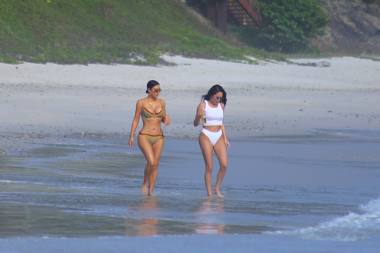 Kim Kardashian pasó el fin de semana del 22 de abril de 2017 en el resort Casa Aramara, en Tulum, México. Allí estuvo en la playa con Stephanie Sheppard, su asistente, mientras tomaba una cerveza. Además, Kourtney Kardashian también estuvo con amigas en el lugar.