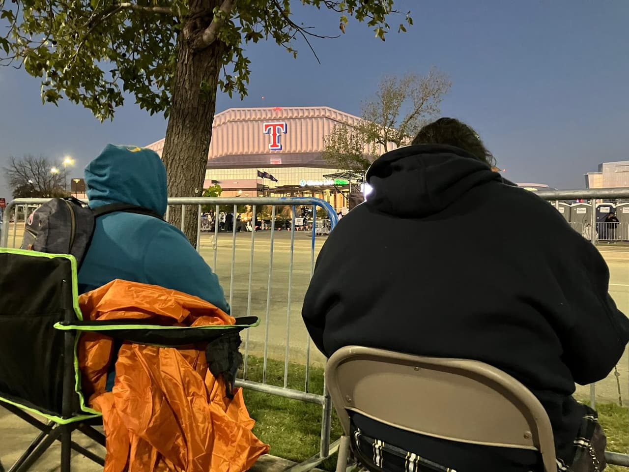 No todos los días se amanece en el estadio de los Texas Rangers campeón de la Serie Mundial de Béisbol.