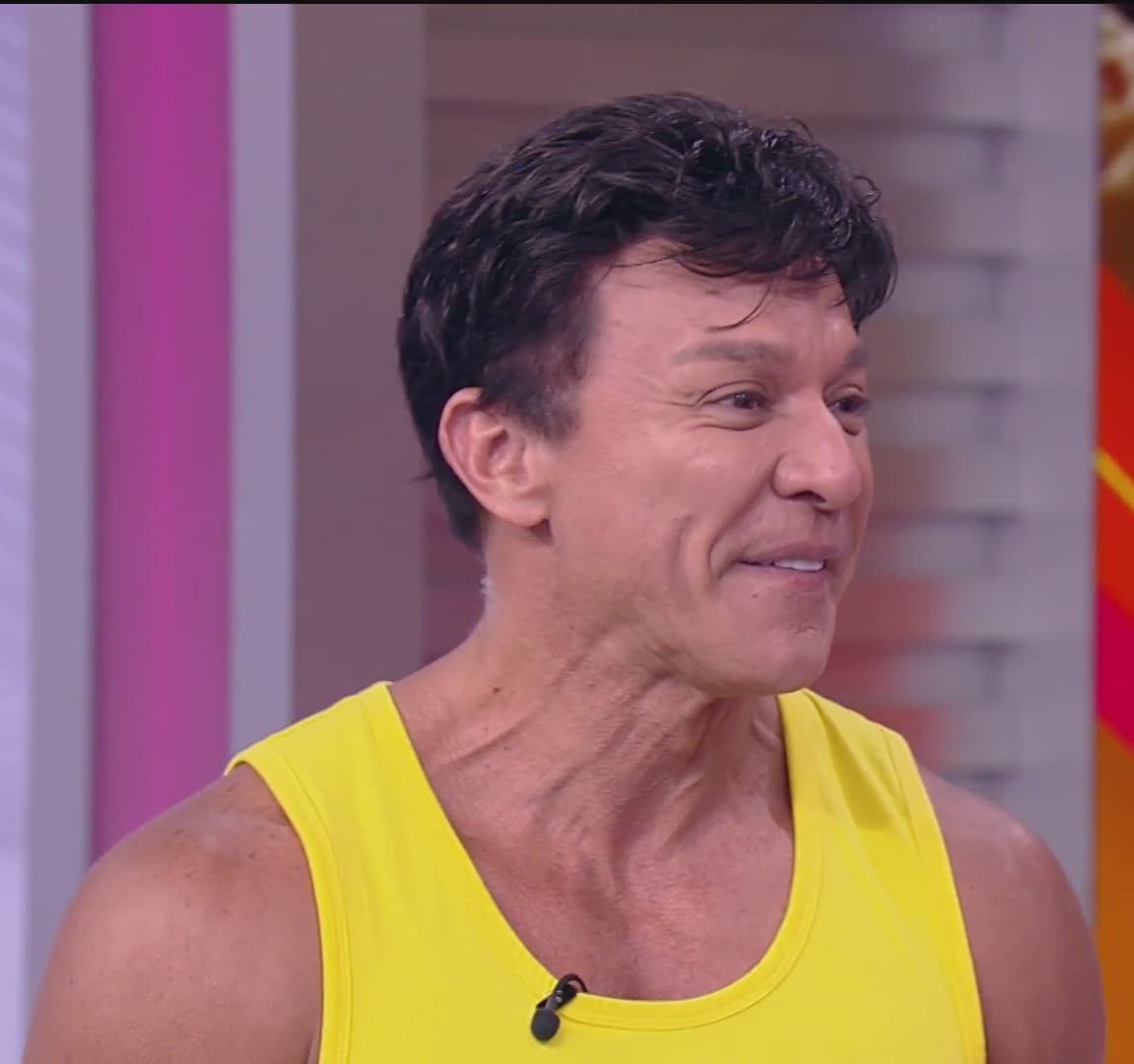 Uno de los datos curiosos que contó el creeador de Zumba fue que empezó a dictar clases por una equivocación, debido a que un día olvidó su música con la que daba clase de 'step' y 'hight impact', lo que lo llevó a utilizar un casete con éxitos latinos e improvisar pasos, hecho que a los presentes les encantó.