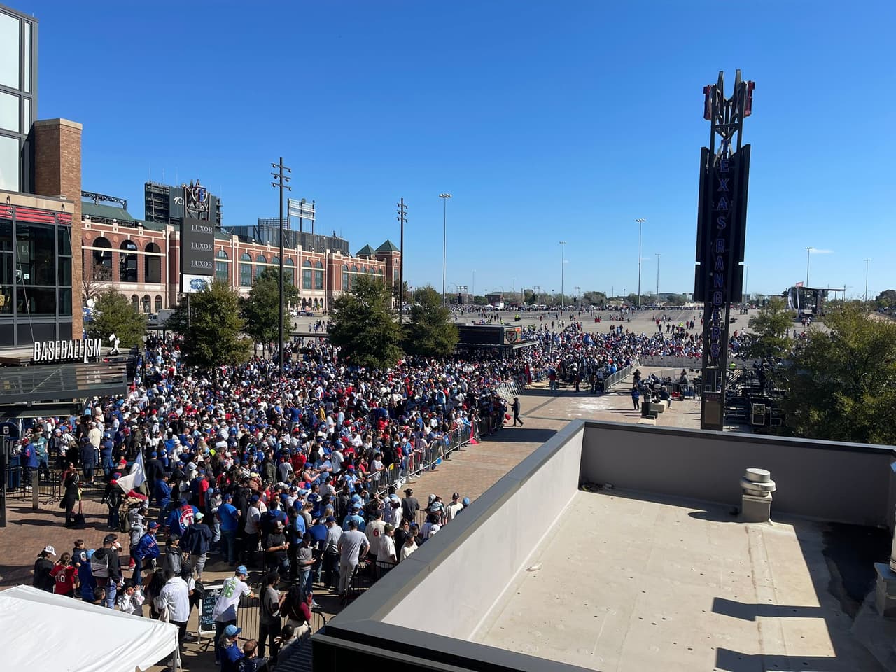 Así esperan desde muy temprano los fanáticos de los Texas Rangers afuera del Globe Life Field.