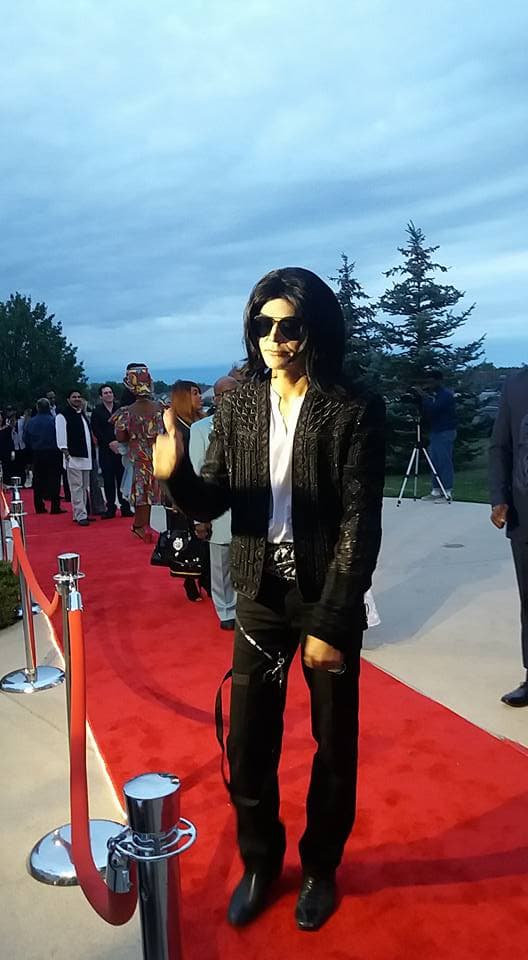 Hasta un imitador de Michael Jackson llegó al evento, mismo que se estima acudieron casi 2,000 personas.