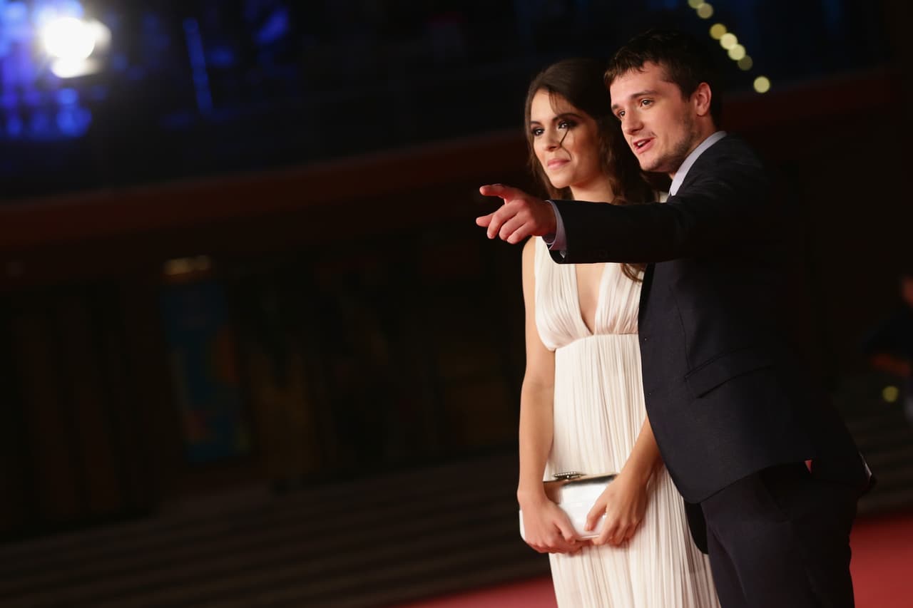 En ella, interpreta a Peeta Mellark, quien recién fue torturado por el presidente Snow.