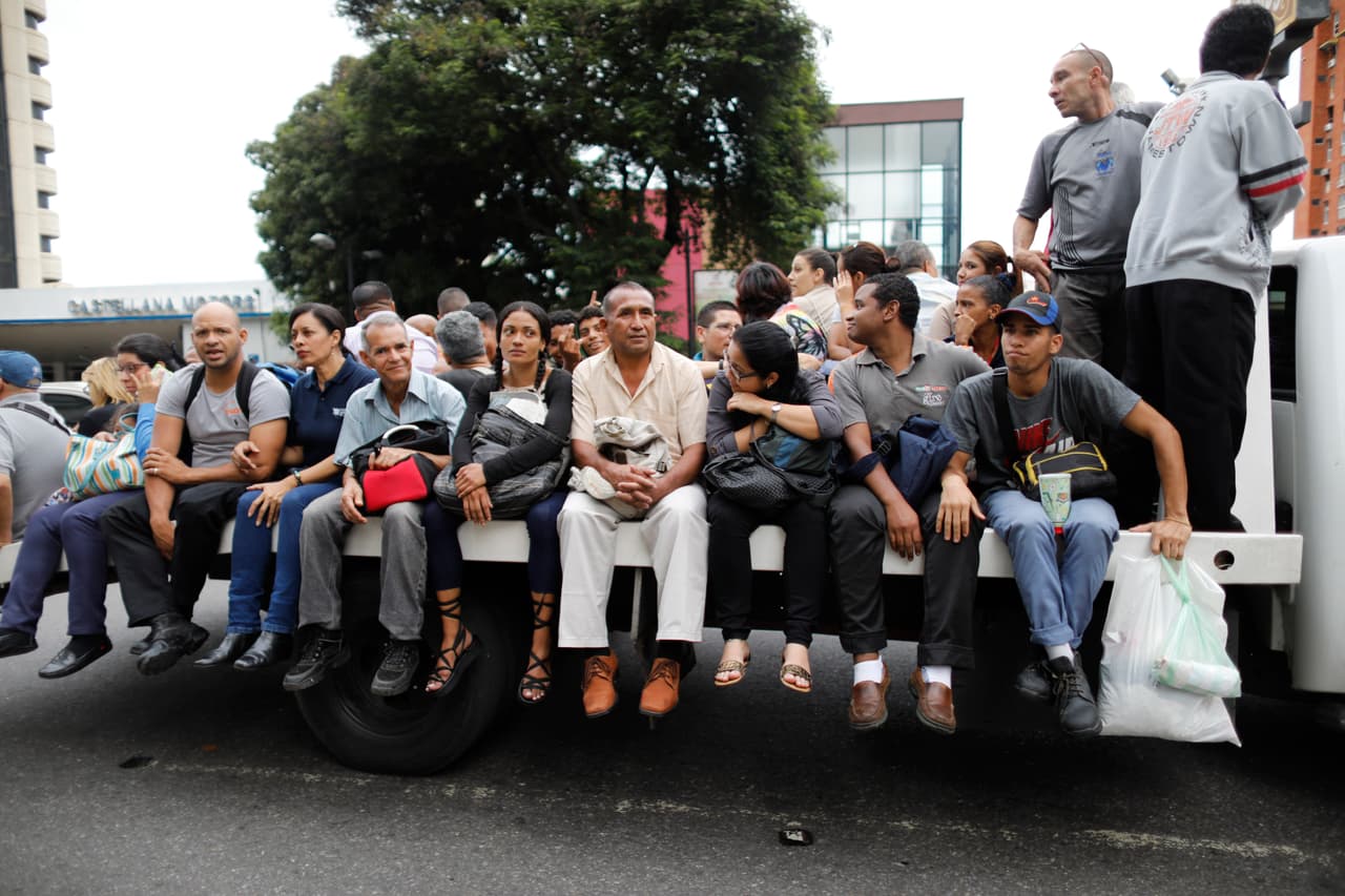 Gente transportándose en un camión durante el apagón masivo. Los expertos sostienen que las fallas repetitivas son consecuencia de una administración corrupta e incapaz que se traduce en la falta de mantenimiento del sistema eléctrico nacional.