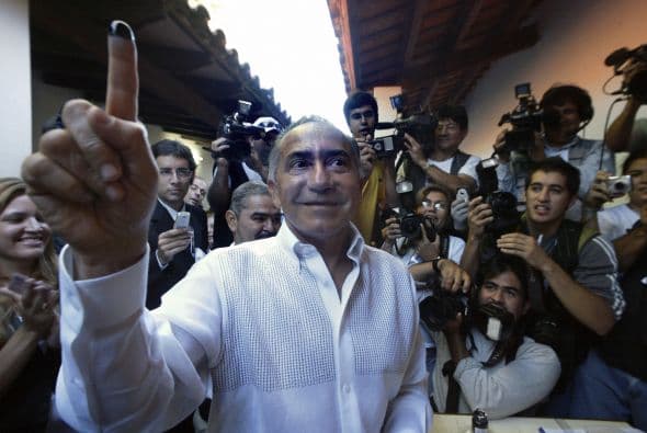 El 23 de marzo de 1999, la democracia paraguaya atravesó sus peores horas desde la caída de Stroessner: el asesinato del vicepresidente Luis María Argaña devino en un "juicio político" para la destitución de Cubas y en protestas callejeras en las que murieron siete jóvenes manifestantes.