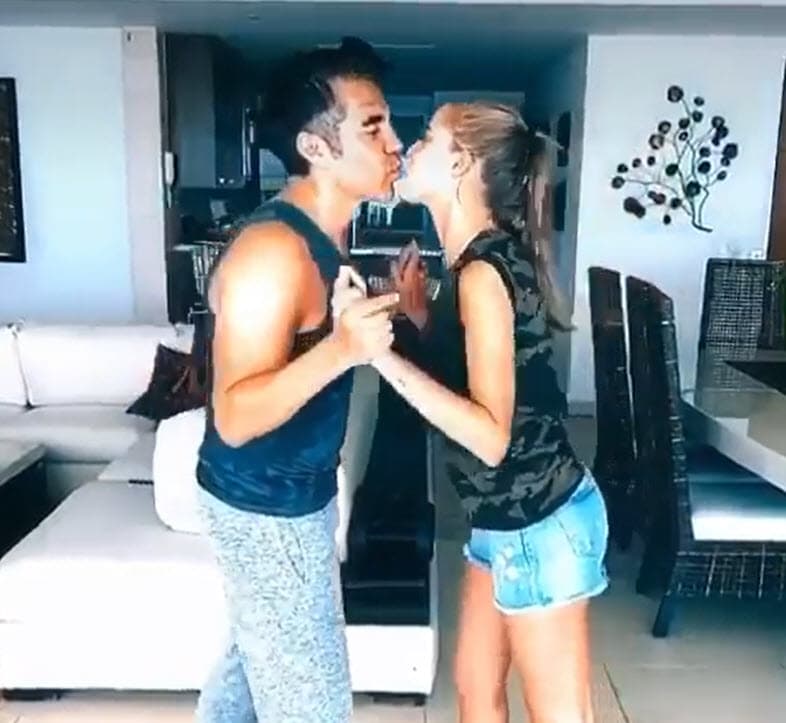 Fue hasta el 22 de septiembre cuando el actor de
<b> <a href="https://www.univision.com/networks/univision/la-hora-pico11" target="_blank">La Hora Pico</a></b> confirmó que entre ellos había más que amistad.
<br>