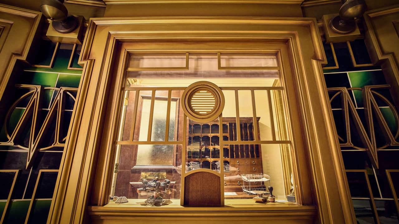 <b>El icónico Atrio del Ministerio: </b>Camina bajo un techo de clima encantado, rodeado de oficinas mágicas y la
<i>Fuente de los Hermanos Mágicos</i>, completamente restaurada.