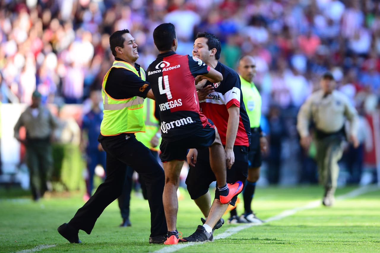 Al no lograr su cometido se enfrentaron con la policía donde el saldo fue de 9 personas lesionados y 10 detenidos. El juego tuvo que ser detenido por más de 20 minutos.
