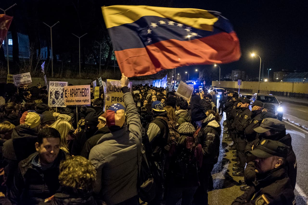 En la concentración participaron decenas de españoles pero también migrantes residentes en España y solicitantes de asilo. En los carteles que portaban los manifestantes podían leerse consignas contra las fronteras y la desigualdad de trato que reciben ricos y pobres en cuestiones migratorias.