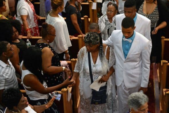 Familiares despidieron a Eric Garner, el hombre que murió bajo custodia de la policía en Staten Island. La agencia municipal que investiga las acusaciones de abusos por parte de la Policía anunció que está estudiando miles de quejas que ha recibido en los últimos años por el uso de técnicas de asfixia para la inmovilización de sospechosos.