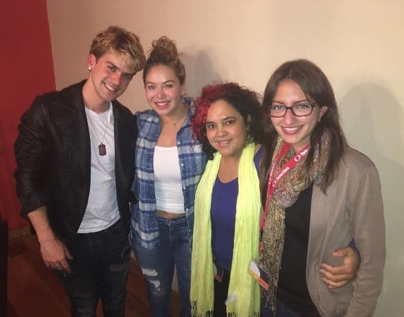 Y siempre orgullosa presentaba a sus chicos y los impulsaba a estar seguros en cada una de sus presentaciones.