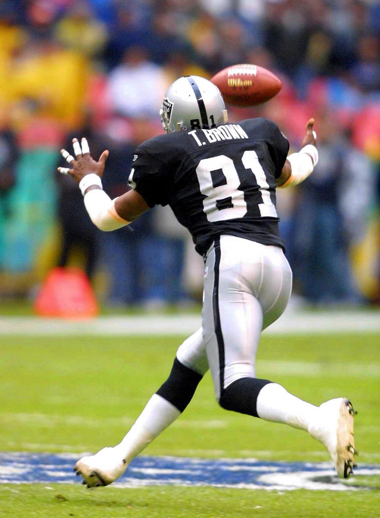 El legendario receptor abierto de los Raiders, Tim Brown, intentado controlar un balón durante el primer cuarto del partido contra los Dallas Cowboys en la Ciudad de México.