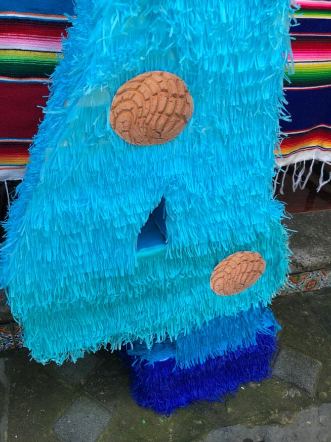 La piñata, los vasos y los platos también estuvieron decorados con conchas de chocolate.