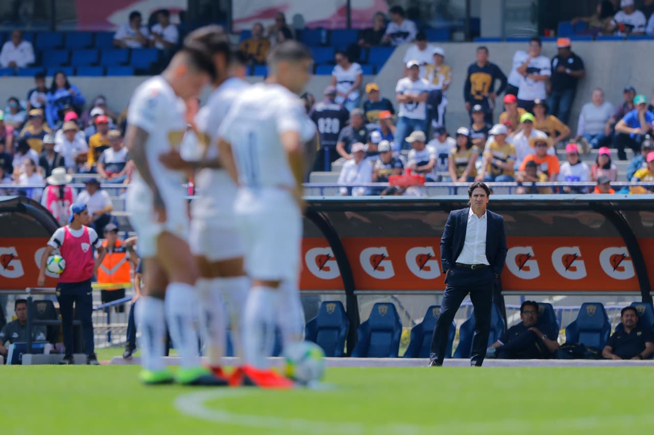 El técnico argentino de Pumas Bruno Marioni (derecha) no salía del desconcierto por la desventaja de 0-2 como local, pero desde ahí surgió la reacción de su equipo.