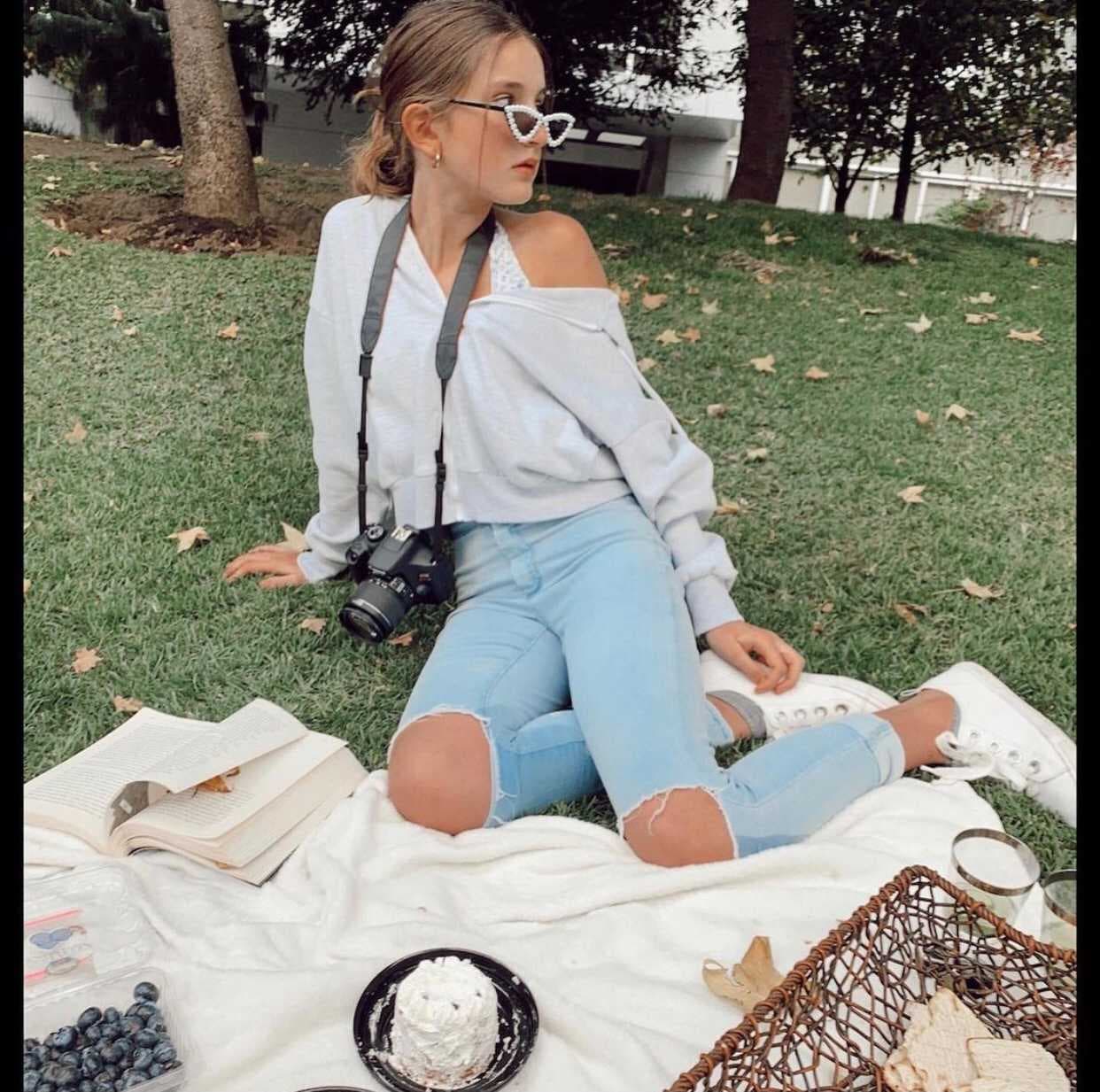 "Elissa me dijo que 
<b><a href="https://www.quien.com/espectaculos/2020/02/13/elissa-hija-de-geraldine-bazan-y-gabriel-soto-debuta-como-actriz" target="_blank">quiere salir en la novela</a></b>, que hable con el productor (Juan Osorio) y que quiere hacer un personaje", explicó en aquel entonces Gabriel Soto, según reseñó el portal de la revista Quién. 
<br>