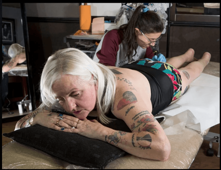 La mayor fanática de José Mourinho se luce mostrando parte de sus 38 tatuajes en honor al entrenador del Tottenham.