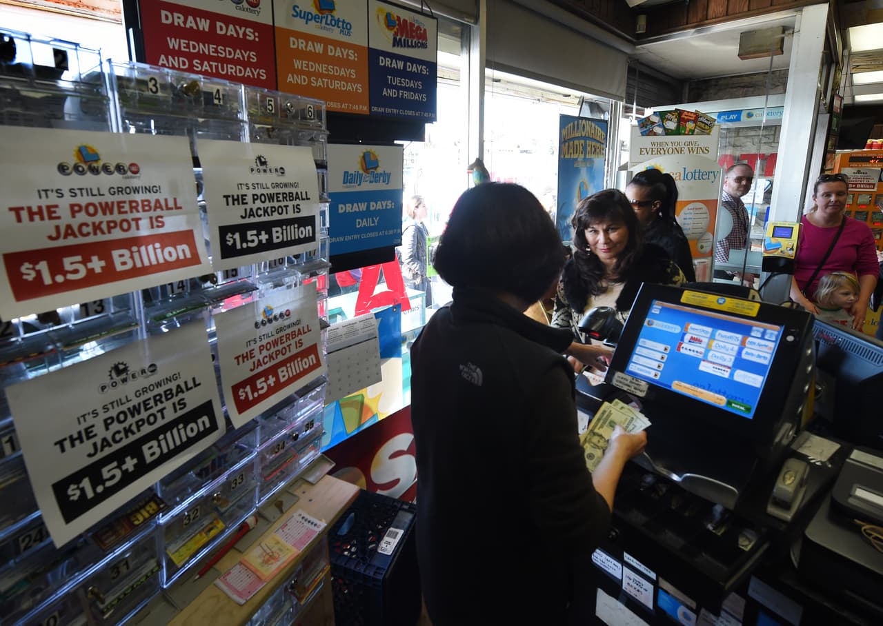 Abuela visita sus nietos en Stockton y se gana $1,000,000 con un raspadito de lotería