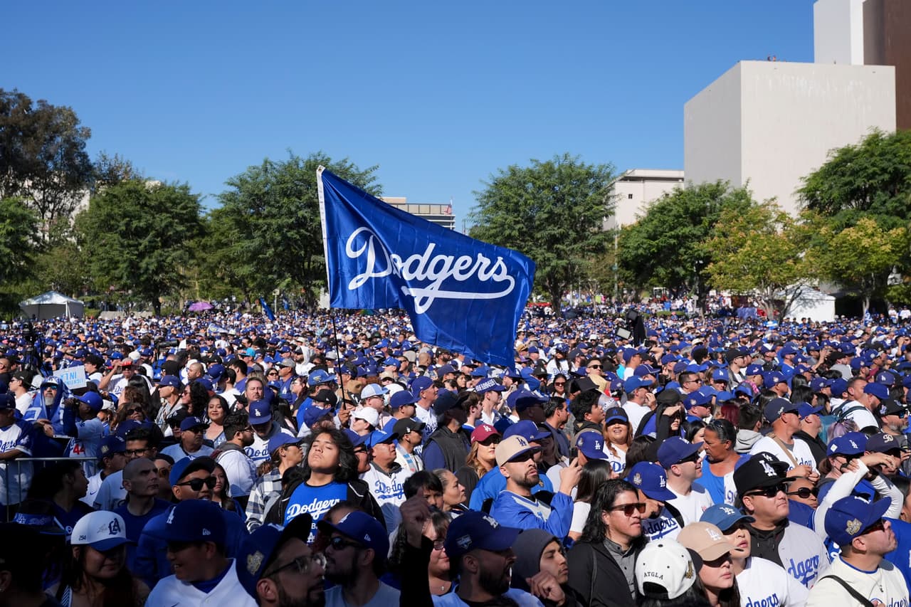 Las calles se pintaron de azul y blanco ante el paso de los campeones que llevaron en alto las banderas de los Dodgers.