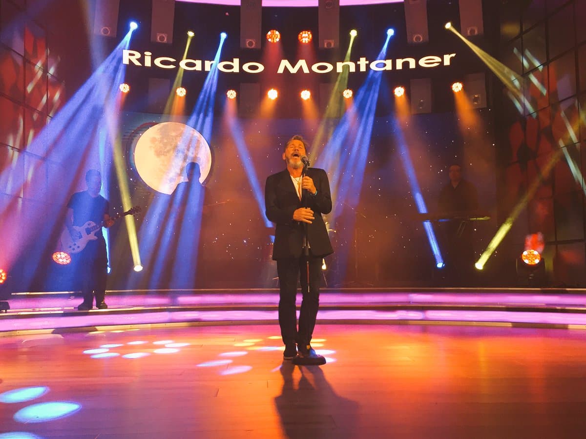 El cantante argentino Ricardo Montaner nos deleitó con su canción "Aunque ahora estés con el".