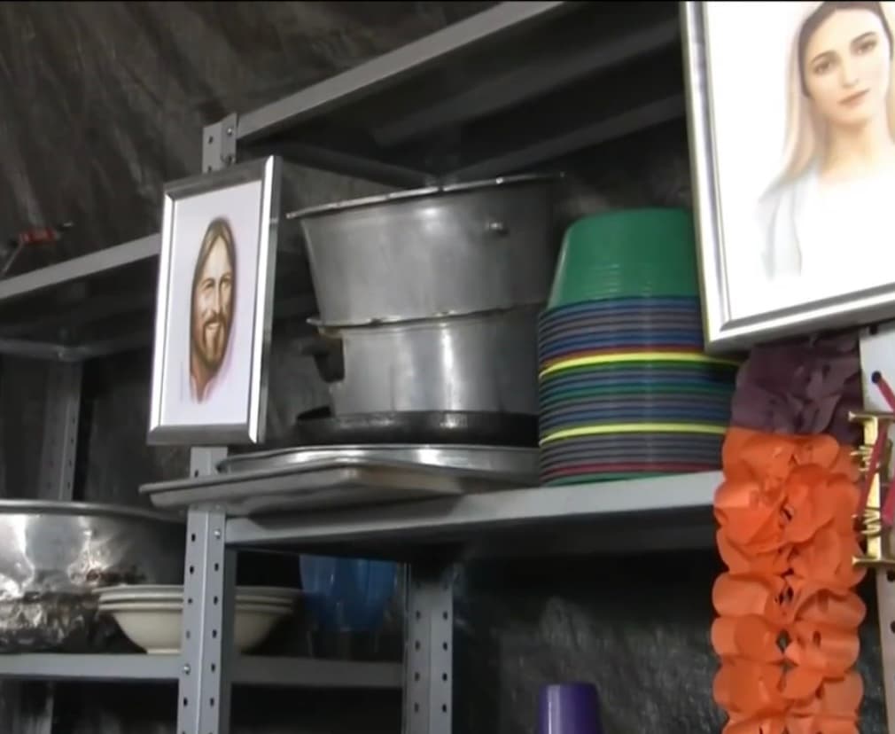 Armando cuenta que nunca ha dejado que falte lo esencial, porque independientemente de las constantes donaciones en especie que recibe de la comunidad,
<b>él es el que asume gran porcentaje del gasto diario</b>; algo que lejos de pesarle, lo asume como lo manda su educación cristiana. “Este lugar tiene a Jesús y Dios”, añade Armando.
<br>