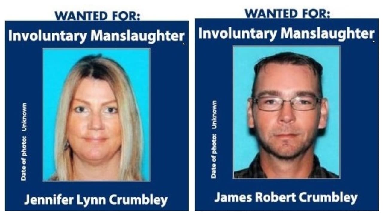 Ofrecen recompensa de hasta $10,000 por cada uno de los padres "fugitivos" del joven acusado del tiroteo en Michigan