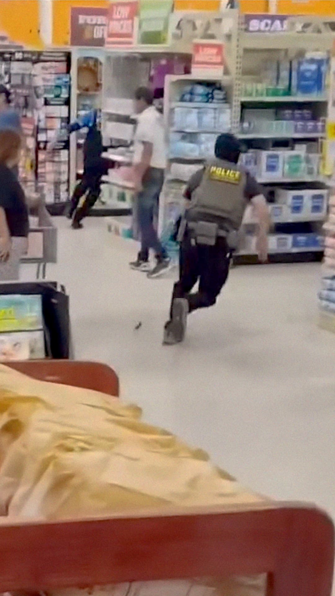 ICE persigue a un hombre dentro de un HEB