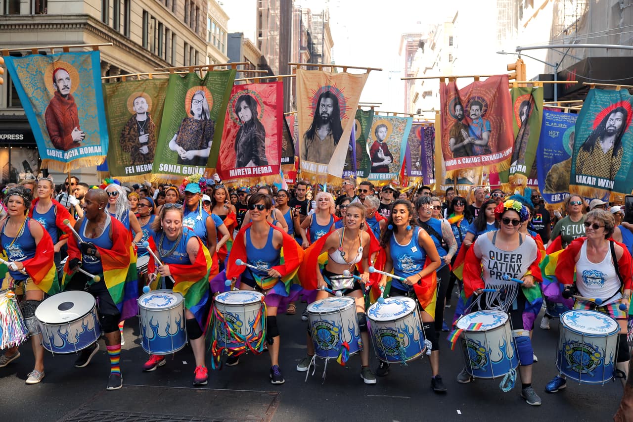 Los participantes y el público inundaron gran parte del centro de Manhattan durante una procesión de horas en homenaje a una rebelión que comenzó en el icónico bar gay Stonewall Inn cuando los clientes opusieron resistencia a la policía el 28 de junio de 1969.