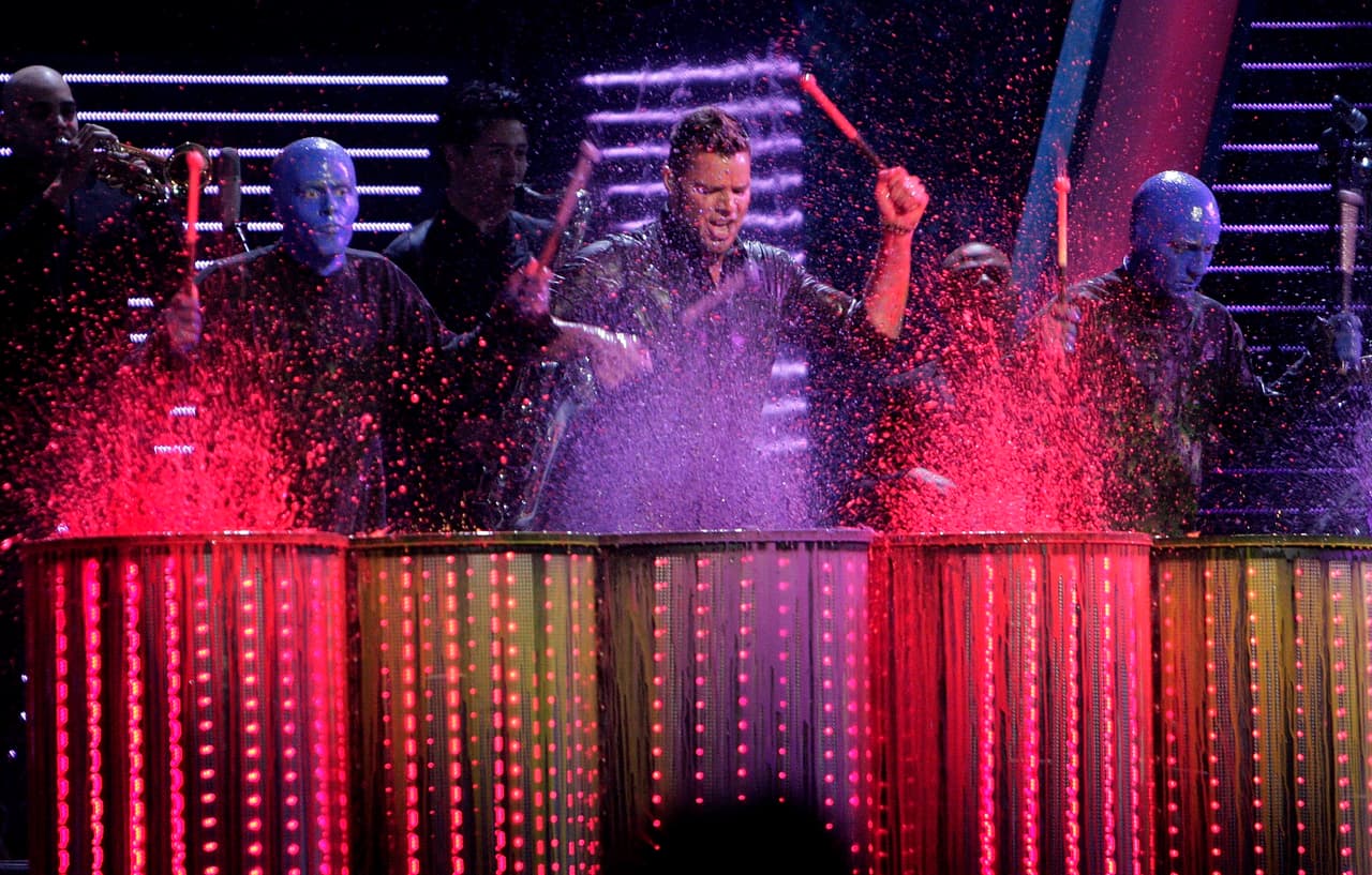 <h2><b>2007, RICKY MARTIN Y LOS BLUE MAN GROUP.-</b></h2>
<b> </b>El astro boricua hizo una divertida interpretación de 'La Bomba' junto a la peculiar agrupación de The Blue Man Group que estuvo llena de color.